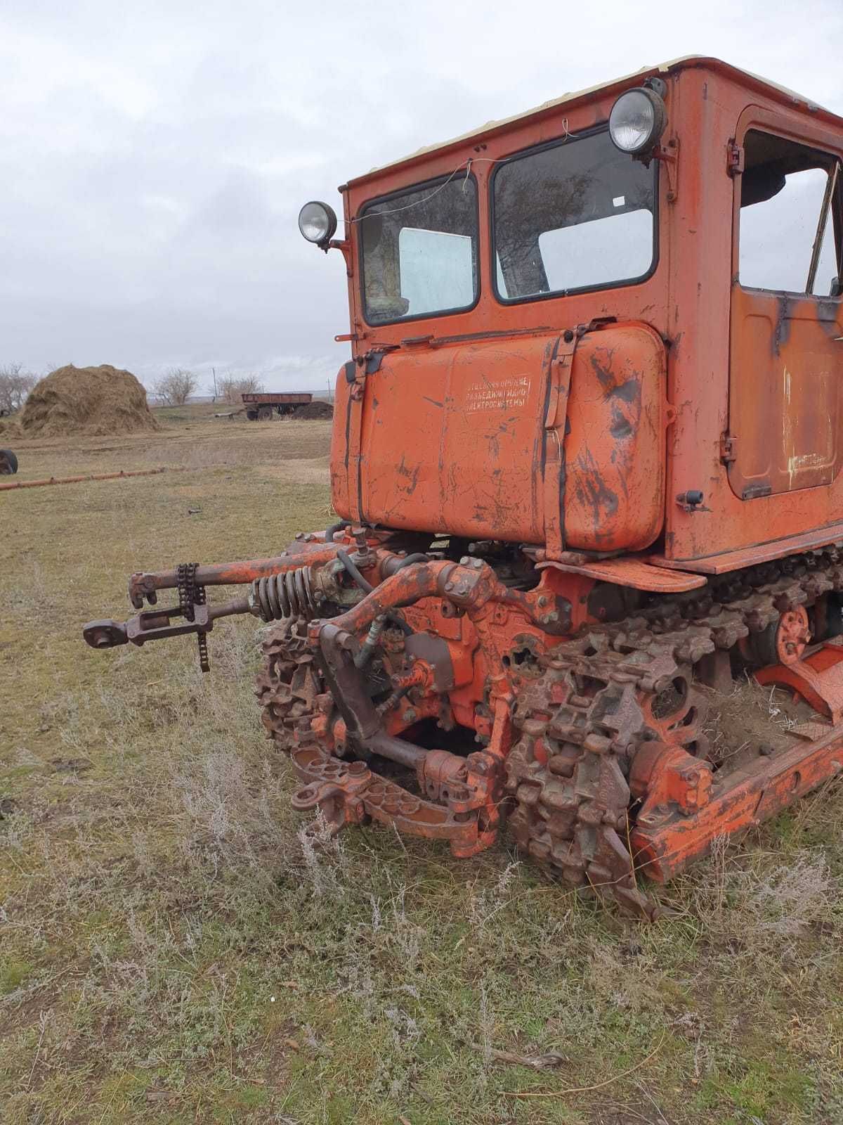 Трактор гусеничный Т-4 со сцепкой сеялок СЗС