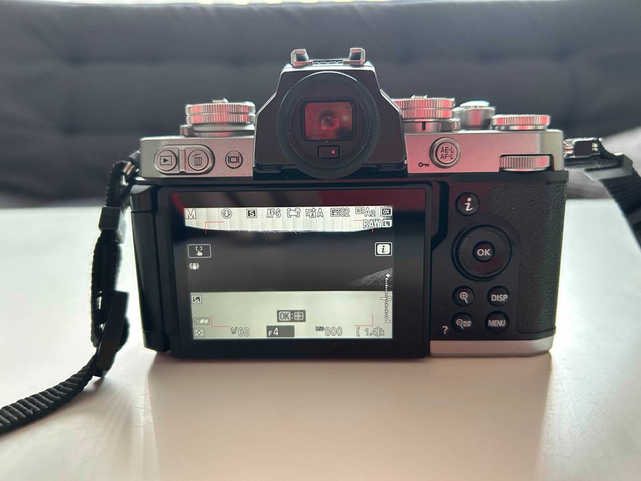 Продавам Nikon Z Fc с обектив Nikon DX 16-50mm