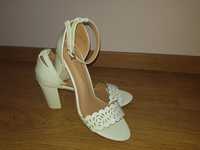 Бели дамски елегантни сандали