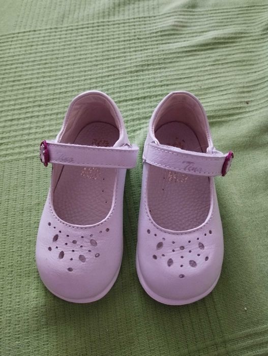 Vând balerini pantofi fetițe albi număr 22 din piele Tino