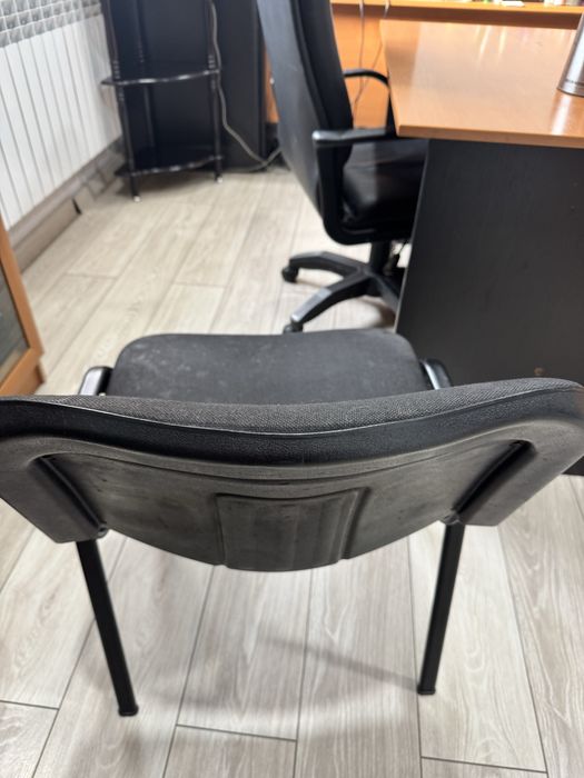 Стол офисный и несколько стульев