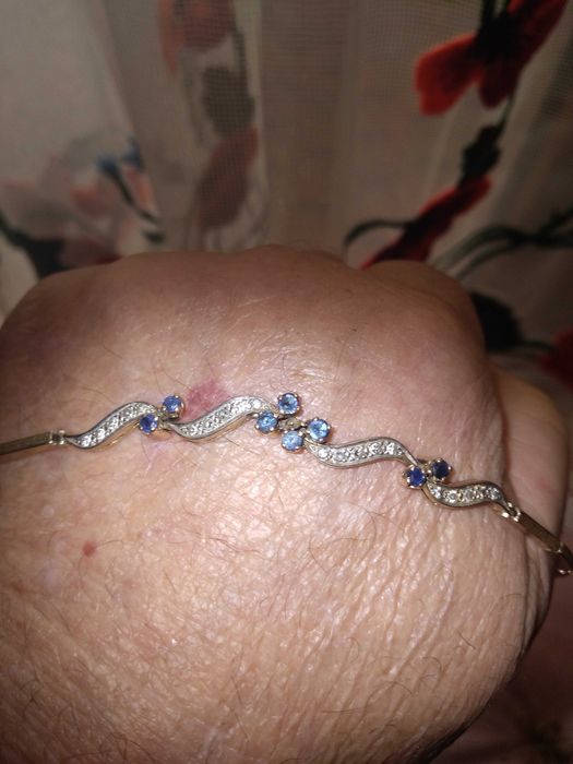 Vand bratara si cercei.