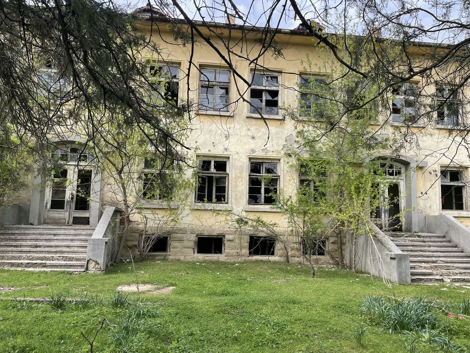 Продава се парцел с масивна сграда - бивш здравен дом в с.Люляково