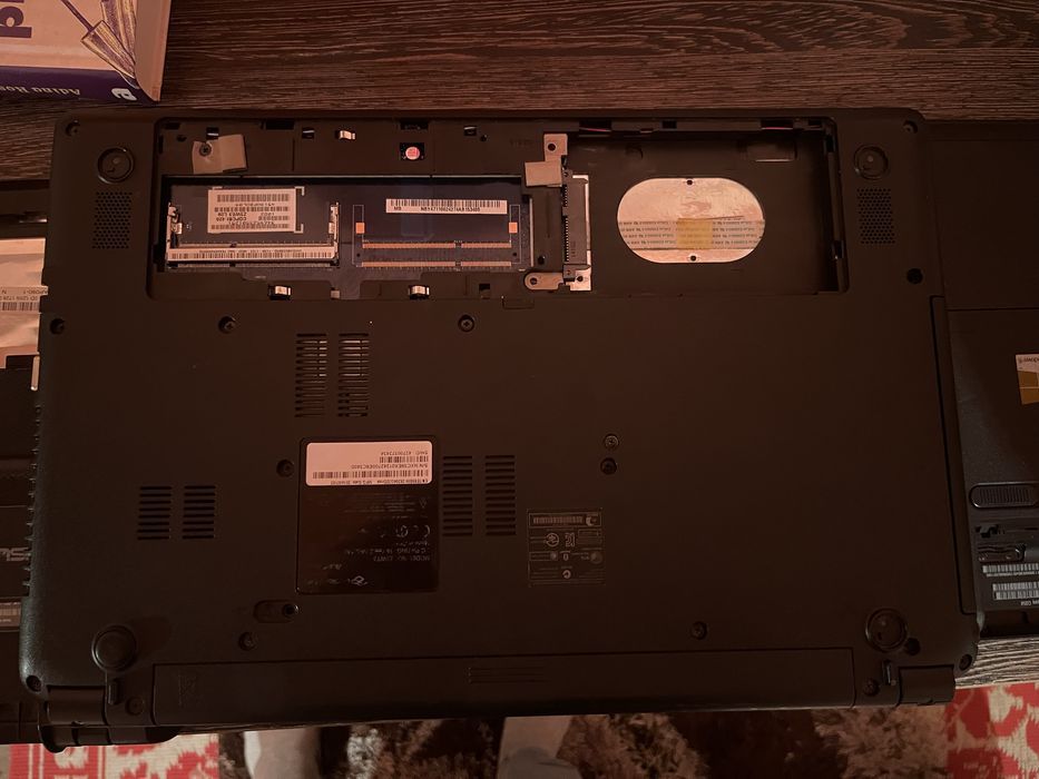 Schimb 3 leptopuri pentru piese cu unul functional.URGENT!!!