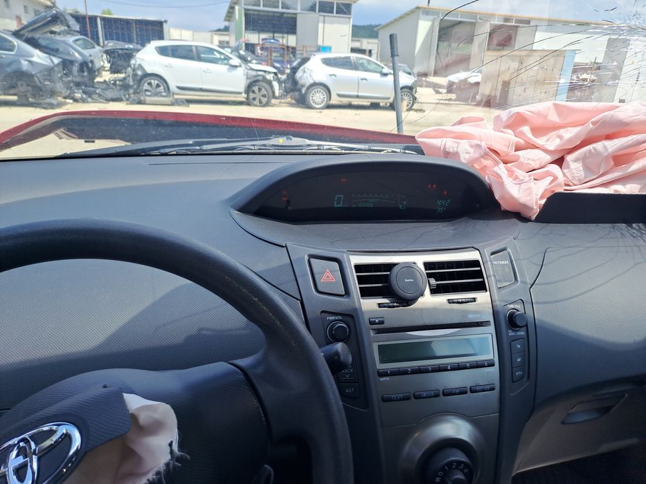 Dezmembrez Toyota yaris , cod motor 1kr-fe