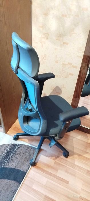 Продаётся офисное, игровое кресло б.у