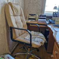 Стулья и кресло офисное 7 шт.