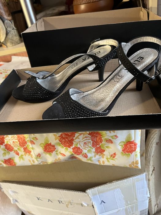 Рокля  от цветен сатен и  обувки