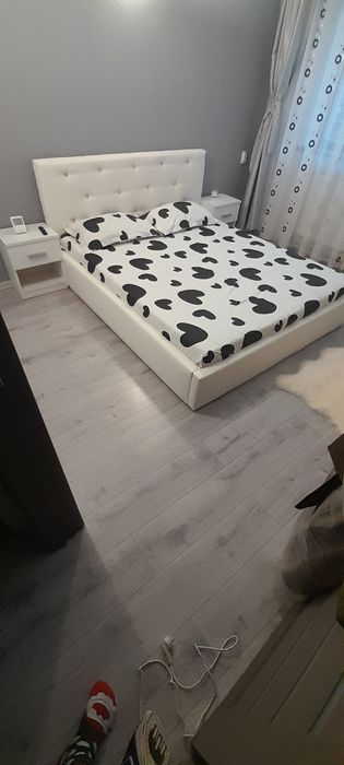 Pat tapitar alb saltea si doua noptiere