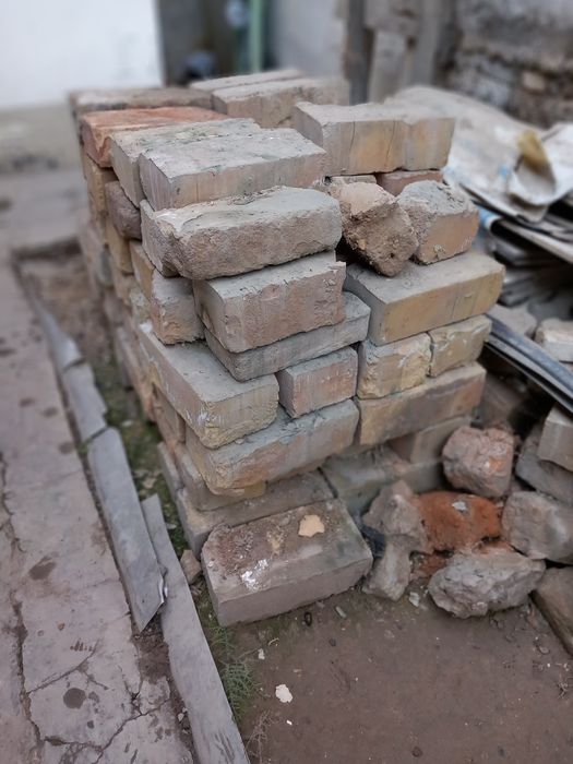 Pishgan gisht sotiladi.