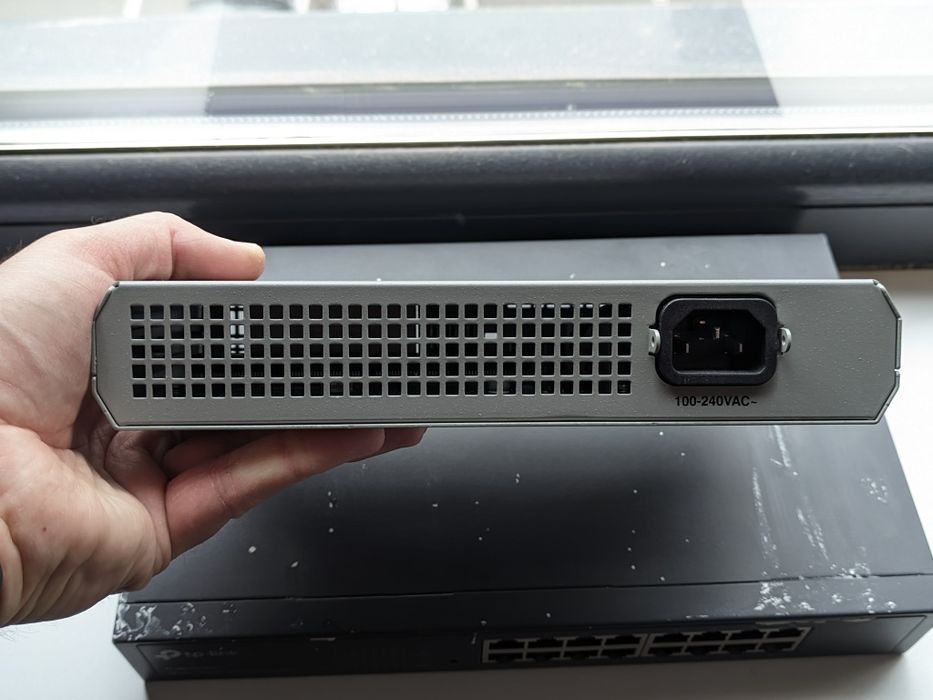 Switch Allied Telesis AT-GS910/8 și Switch TP-Link TL-SG1016DE