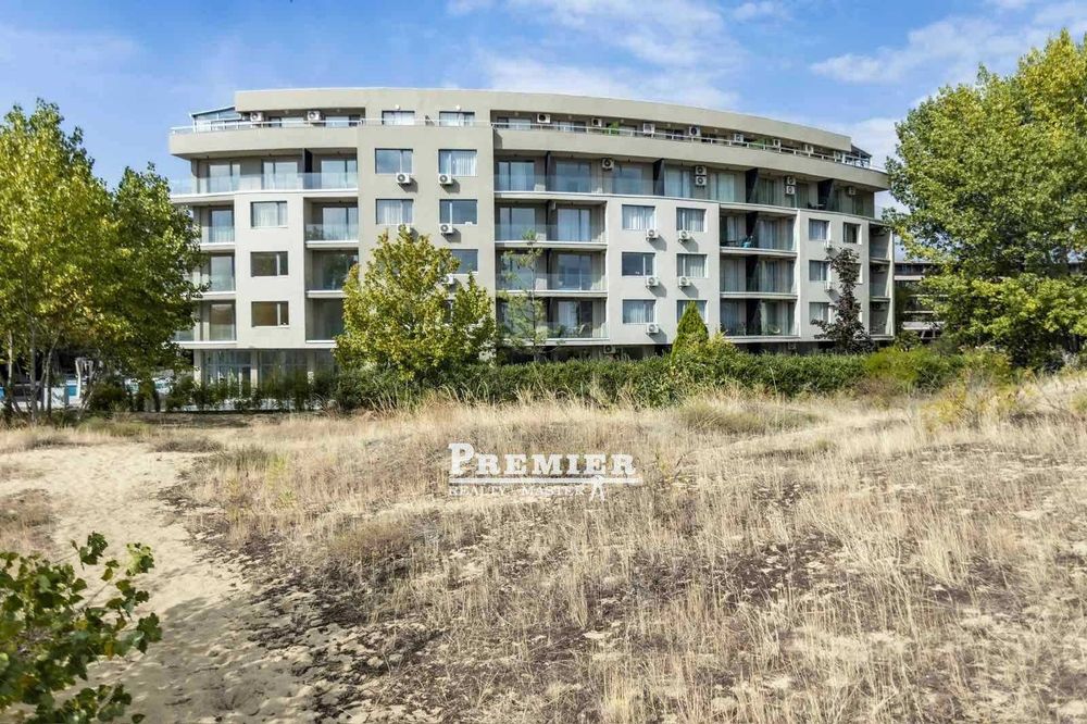 Двустаен със собствен “английски двор“, на метри от плажните дюни