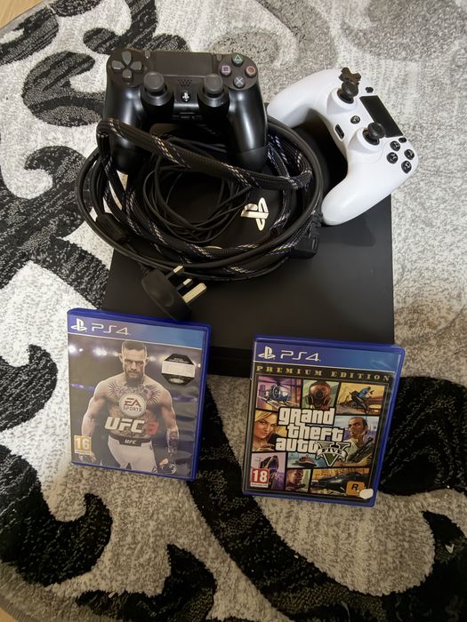 Ps4 pro cu 2 manete si 2 jocuri