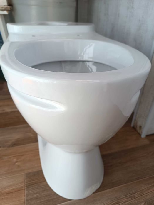 Продам унитаз с крышкой