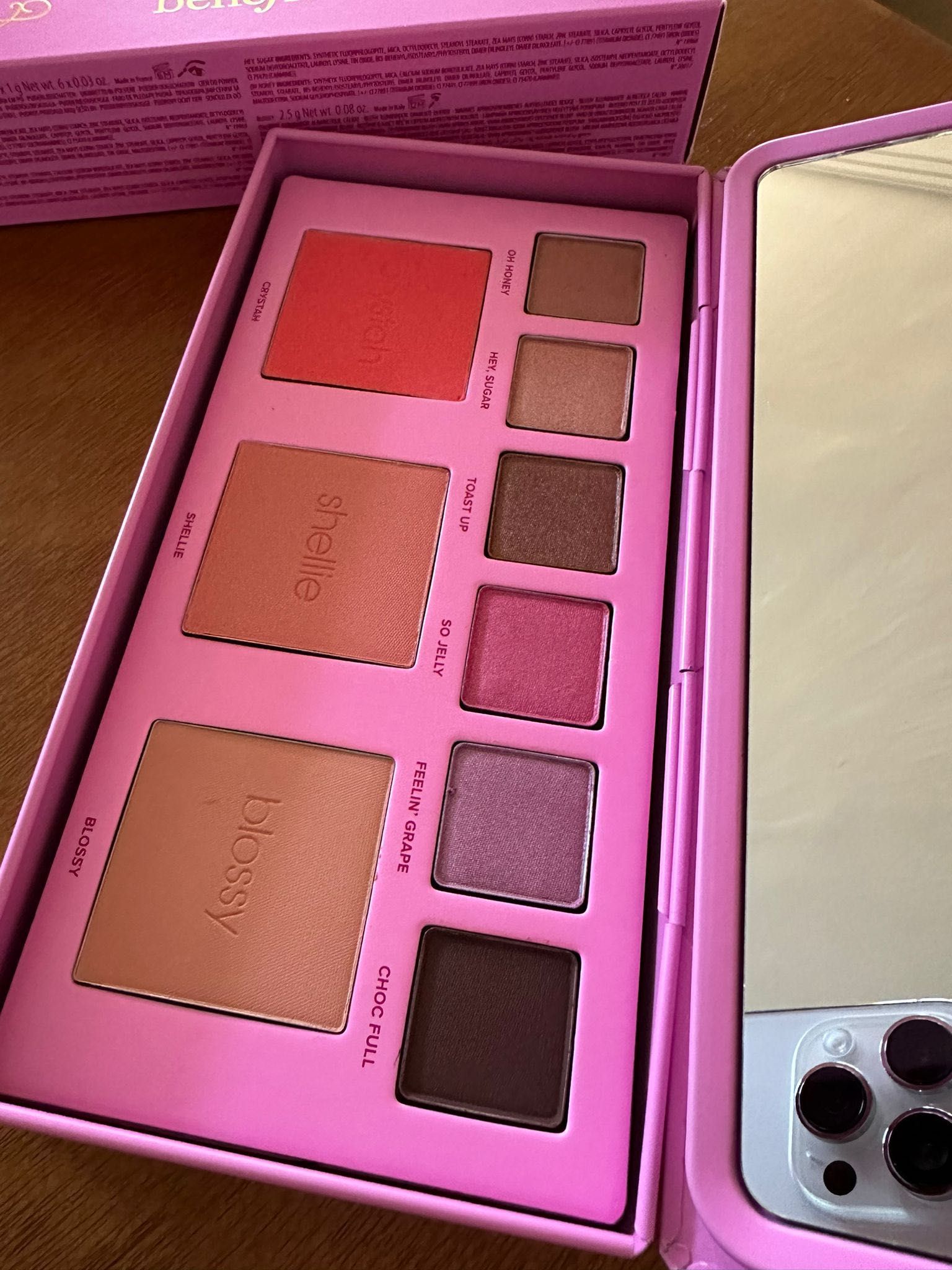 Benefit Treat yourself, Gorgeous! Палитра за лице и очи.