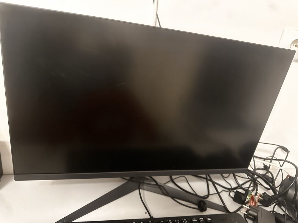 Vand calculator gaming plus monitor tastatura casti si maus.