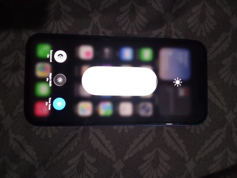 Vând sau schimb iPhone 12 este sparta doar folia inrest impecabil