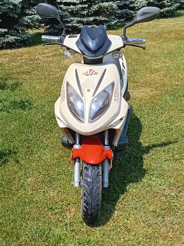 Vând scuter pe benzina