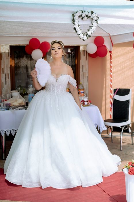 Rochie de mireasă cu trena,sclipici si perle! Curățată profesional