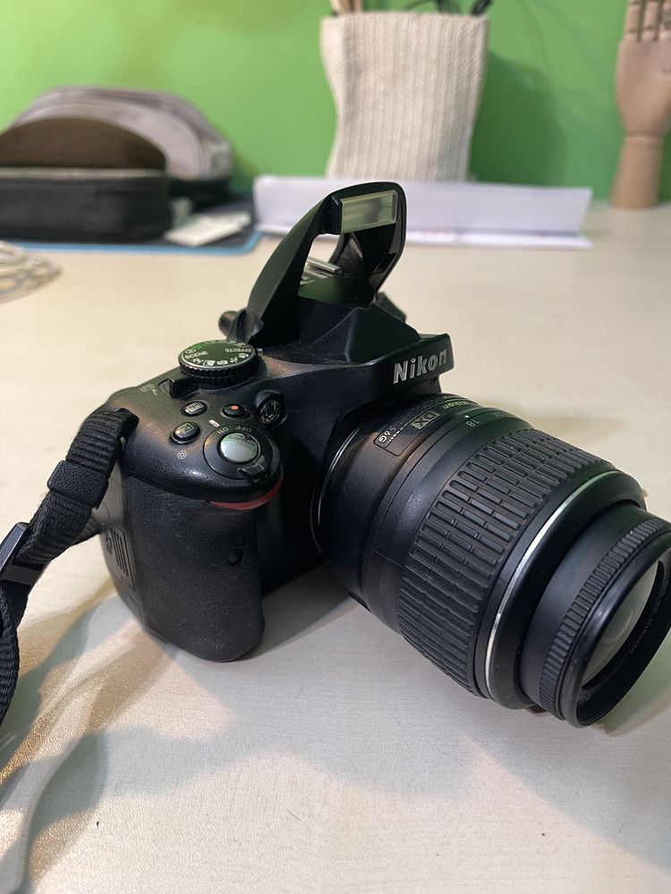 Nikon D5100 cu obiectiv kit 18-55 mm