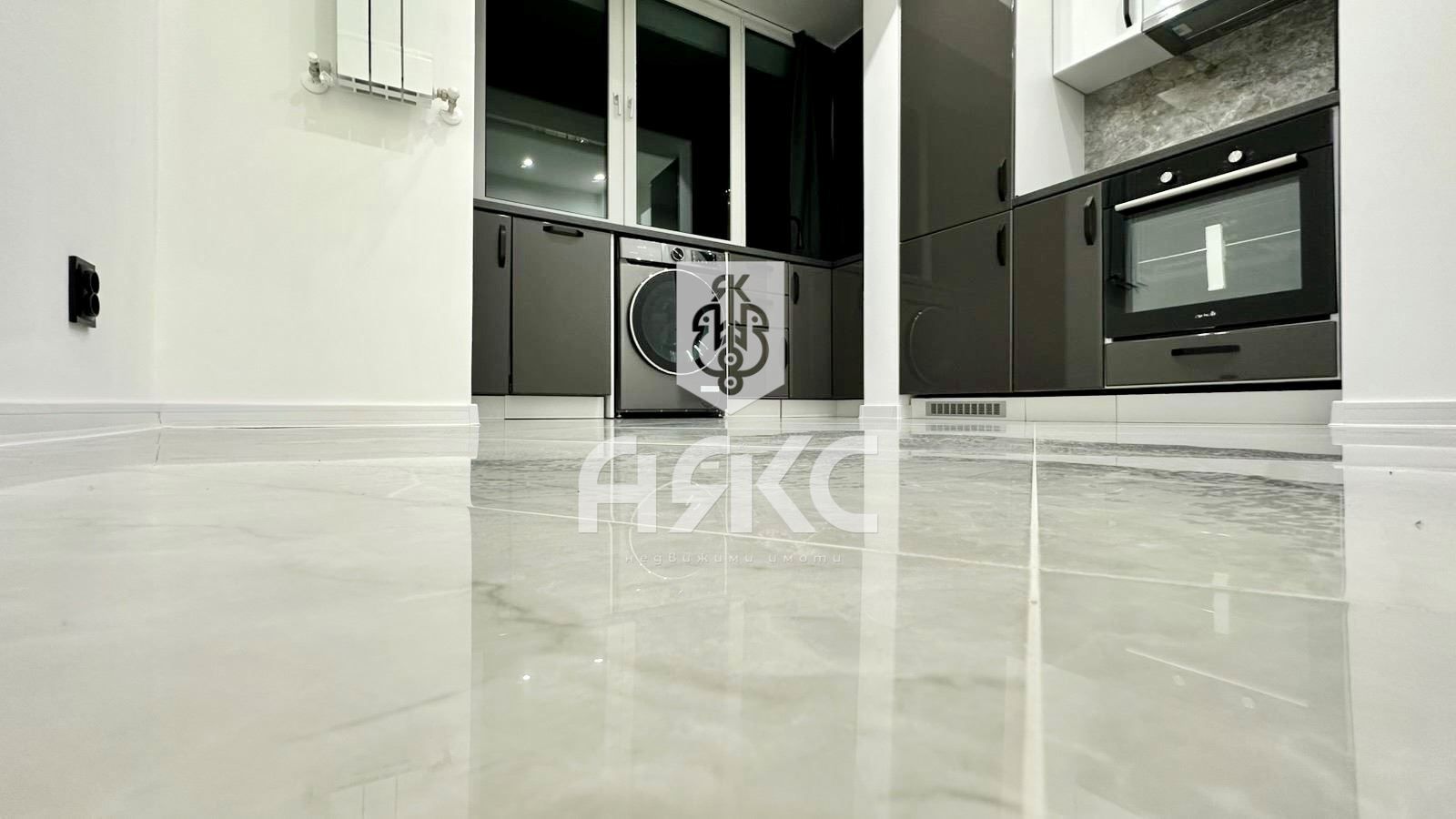 Продаваме двустаен апартамент в кв. Надежда 4