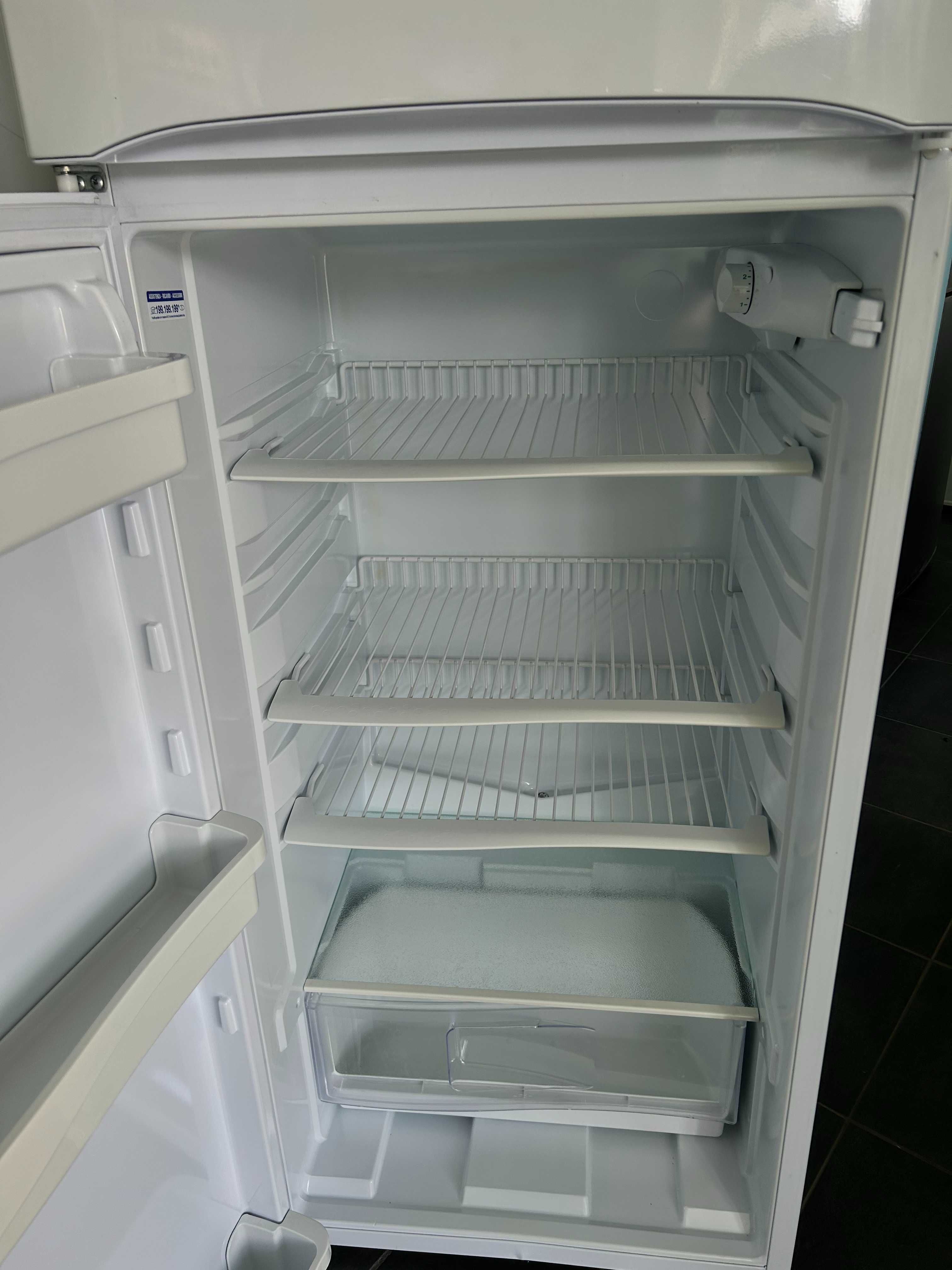 Хладилник с горна камера Indesit 139 см