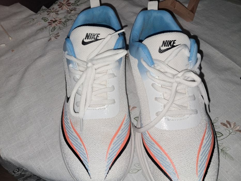 Обувки на Nike .