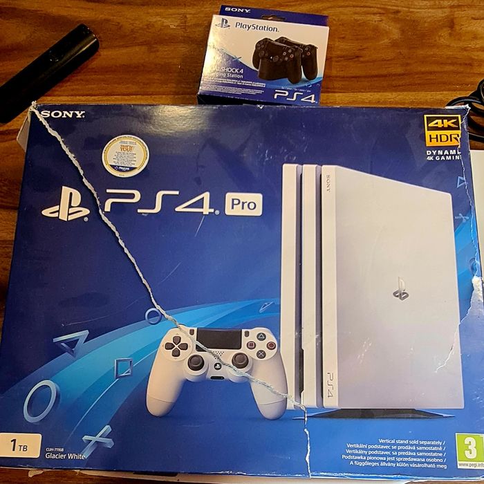 PS 4 Pro , 1 TB , 2 controllere + 4 jocuri , încărcător  dublu