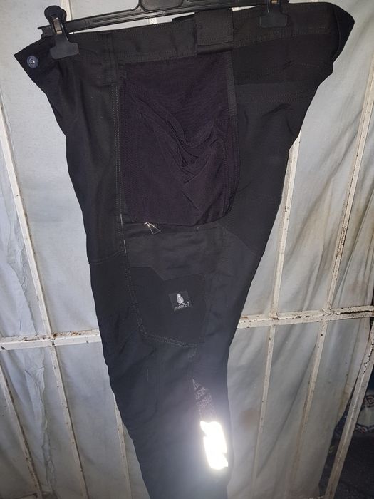 Mascot pantaloni de salopeta