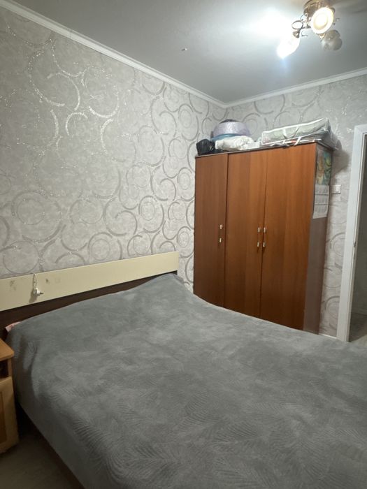 Двухместная кровать и шифоньер