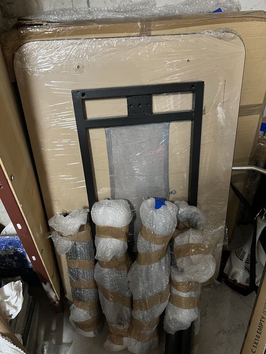 Бюра и маси ( липсват крепежни елементи )