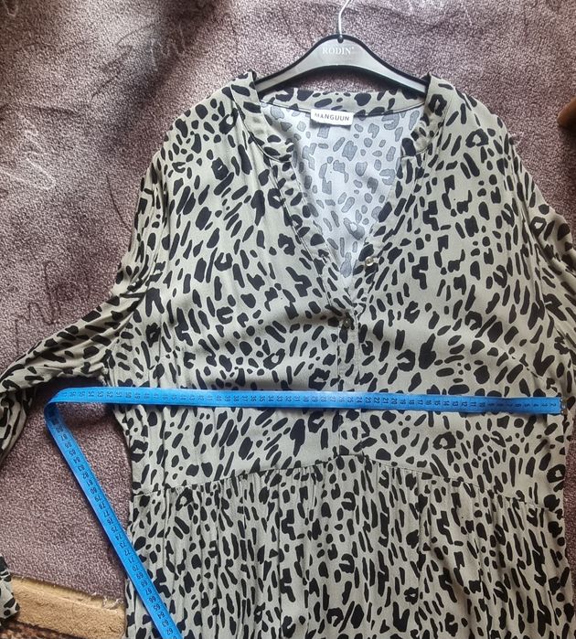 Vând rochie animal print