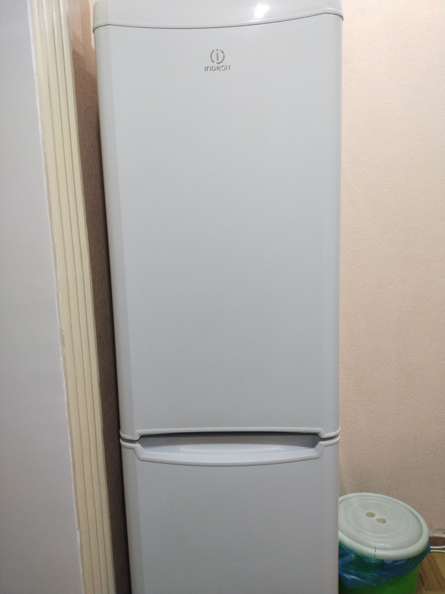 Indesit холодильник сотилади