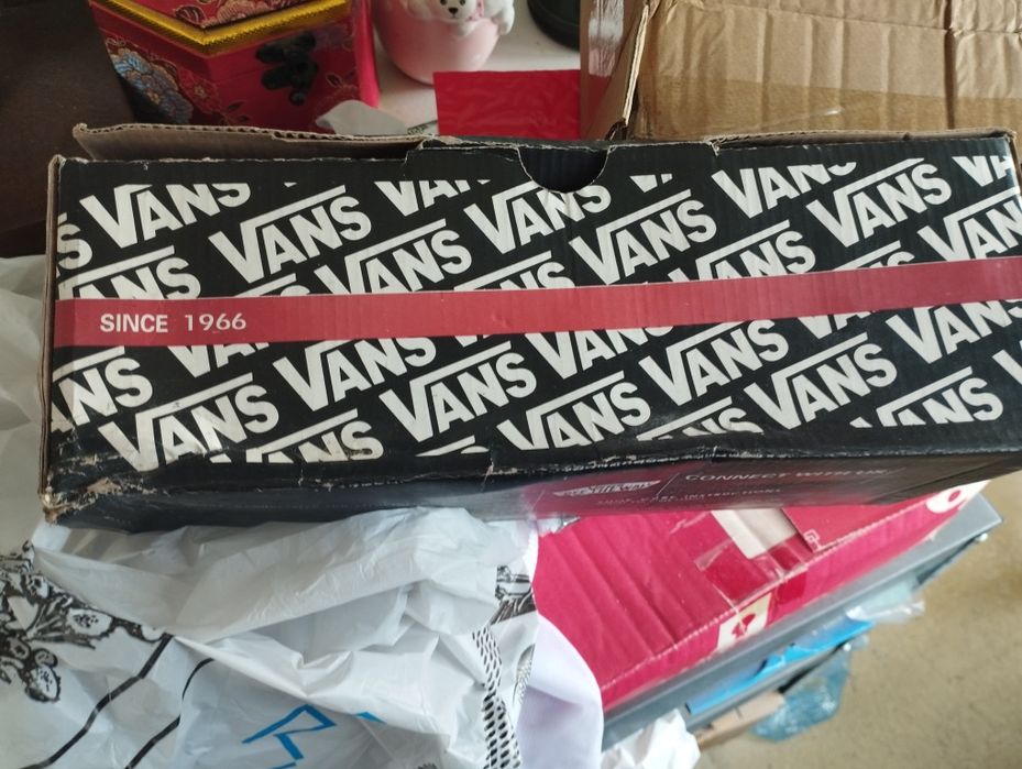 Vând  teniși Vans