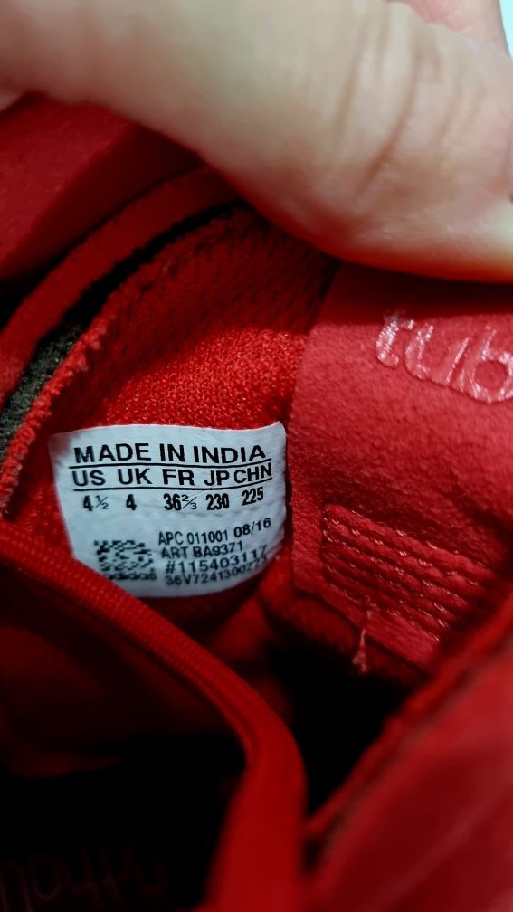 Vând ghetute Adidas din piele intoarsa
