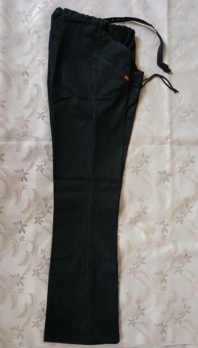 Черные джинсы для стройных беременных