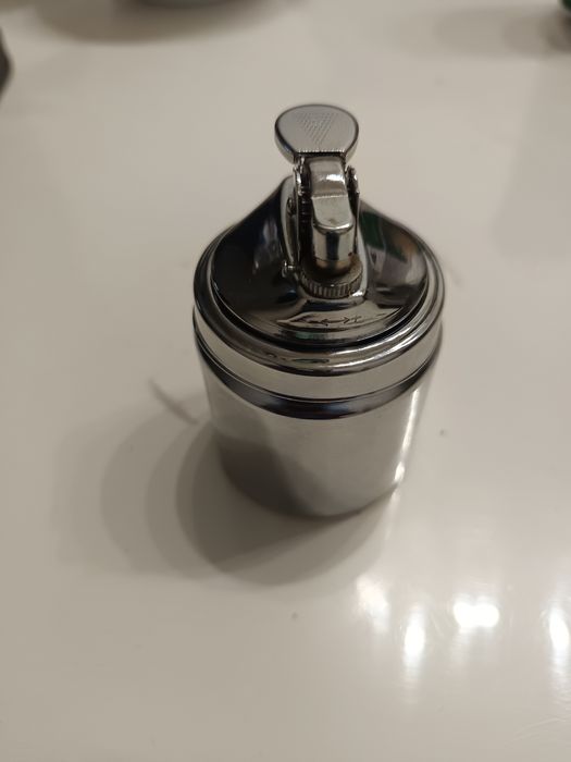 Vînd brichetă inox pe gaz