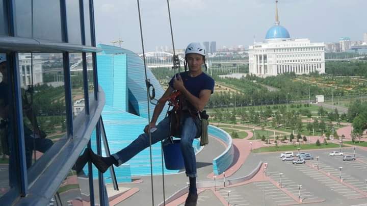 Промышленный альпенист.