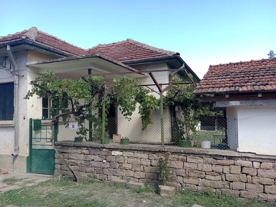 Къща на 100 км от София