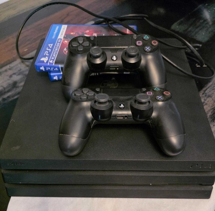PS4 Impecabil, aproape nou cu 3 jocuri. PlayStation 1TB + 2 controlere