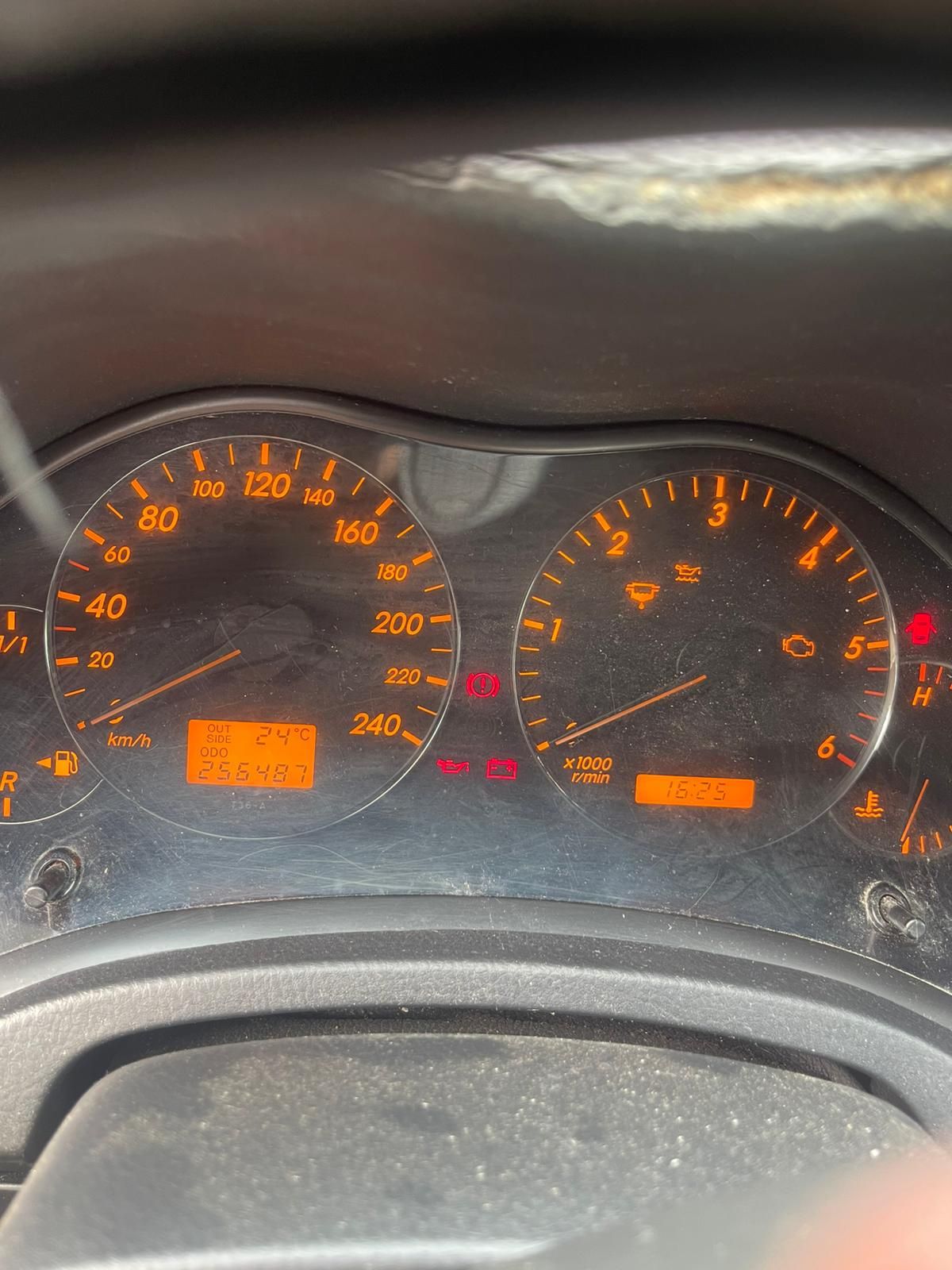 Vând sau dezmembrez Toyota Avensis