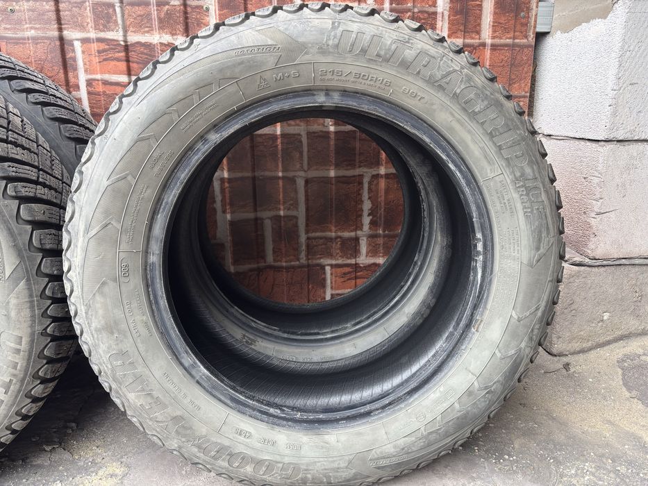 Goodyer Ultragrip ice Arctic 215/60/16