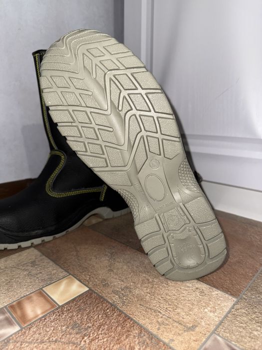 Продам зимнюю рабочую обувь