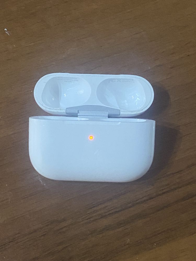 Продаю AirPods Pro Case Wireless Charging Беспроводной Кейс оргинал