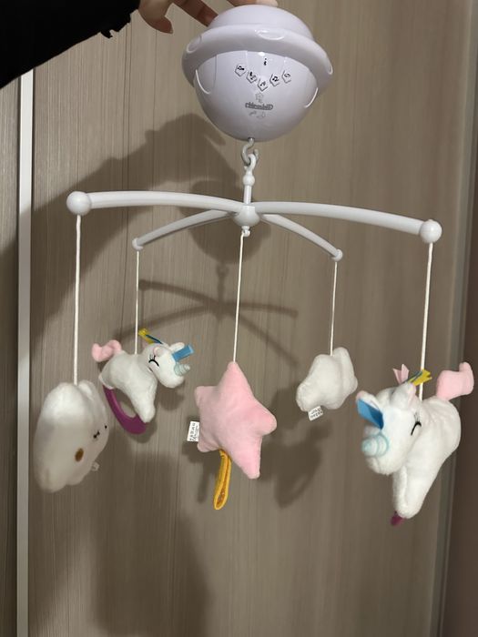 CHIPOLINO Музикална въртележка за легло и кошара с проектор ЕДНОРОГ