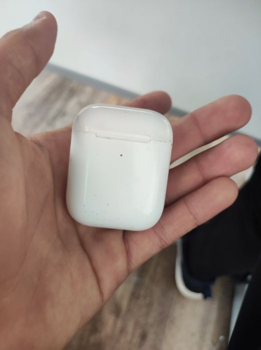продам Airpods в подарок чехол с карабином без коробки