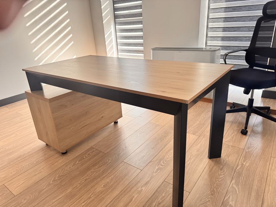 Офисный стол с тумбой