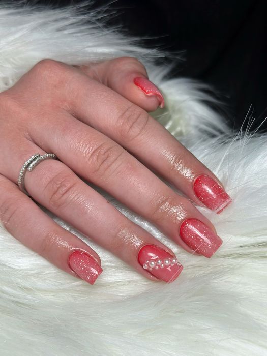 Realizez unghii cu gel