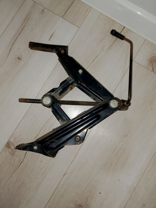 Продам Домкрат легковых