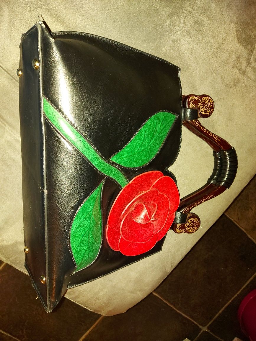 Дамска чанта-уникална с дръжки от естествено дърво